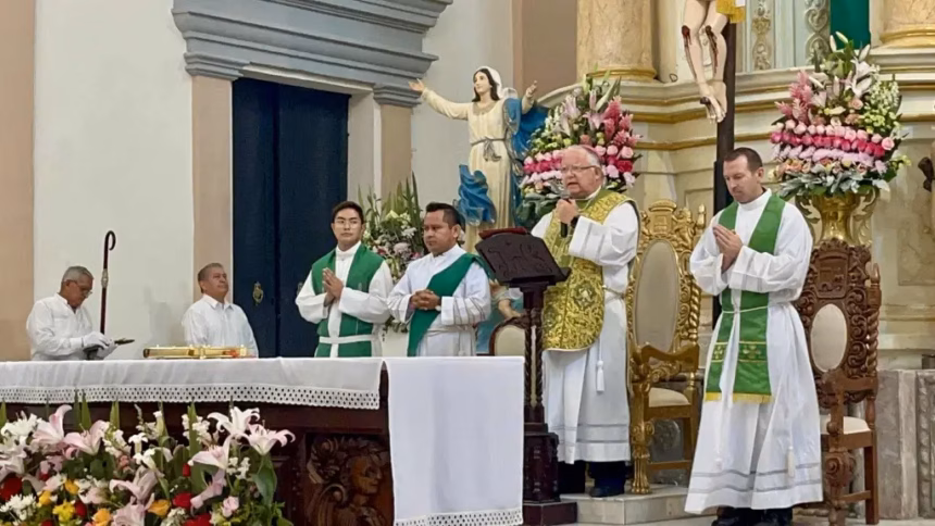 Sacerdotes de EE. UU. participan en misa con obispo en Veracruz
