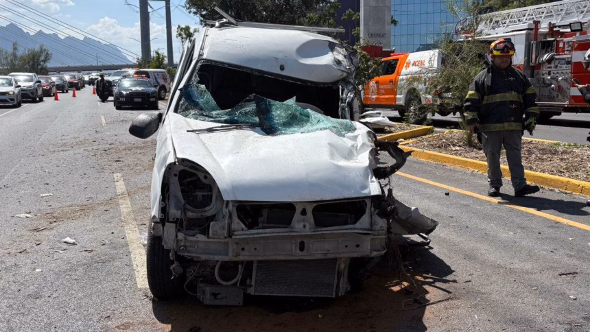 Accidente en Boulevard Antonio L. Rodríguez deja a dos hombres prensados