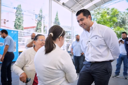 Entrega de tarjetas de apoyo "El Extra" a personas con discapacidad en Querétaro
