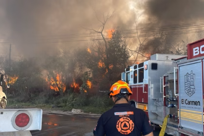 Incendio en El Carmen Nuevo León consume cerca de 100 vehículos