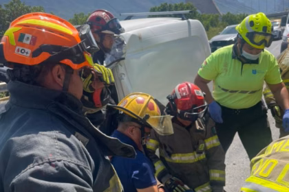 Accidente en Monterrey deja dos personas prensadas y lesionadas