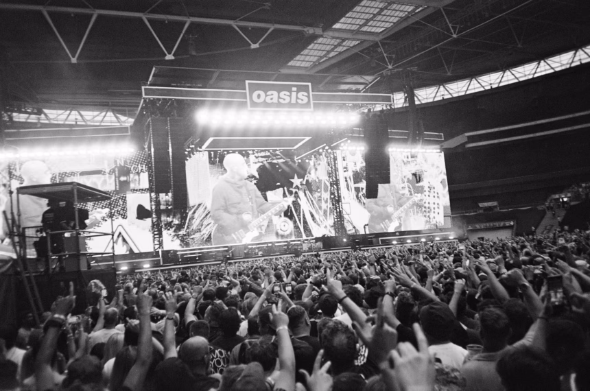 Fallece un hombre tras caer de grada en concierto de Oasis en Londres