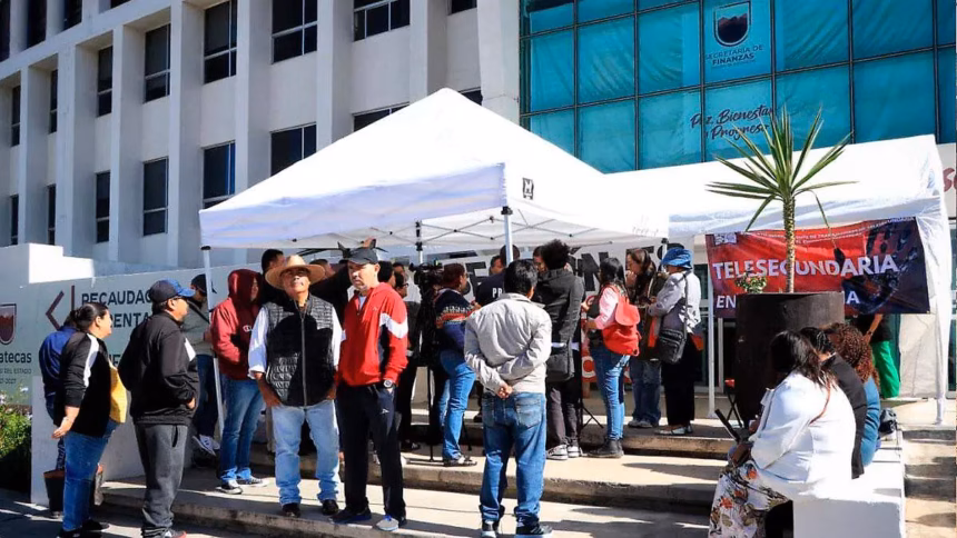 Docentes mantienen plantón en la Secretaría de Finanzas de Zacatecas