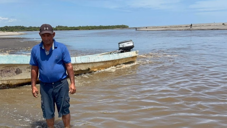 Walter González, pescador que rescata cuerpos en el Río Suchiate