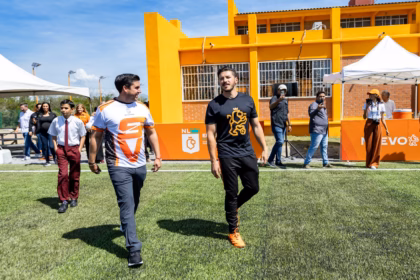 Samuel García inaugura cancha en Salinas Victoria para promover el deporte escolar