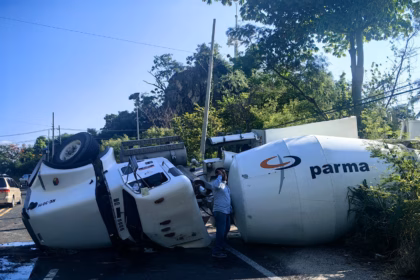 Volcadura de Revolvedora en la Carretera Acapulco-Zihuatanejo
