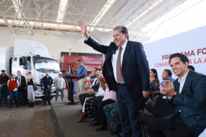Zacatecas entrega 26 vehículos municipales mediante esquema peso a peso