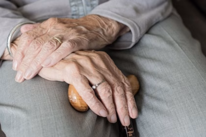 Renapo da por muerta a mujer de 90 años; pierde pensión y seguro IMSS