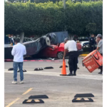 Espectacular de AutoZone colapsa en Coacalco y aplasta un coche estacionado