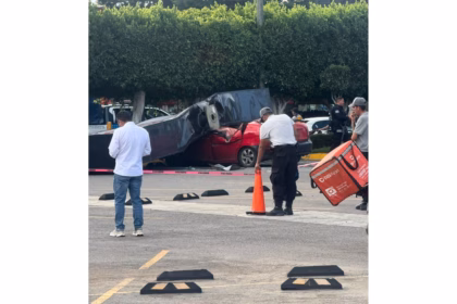Espectacular de AutoZone colapsa en Coacalco y aplasta un coche estacionado