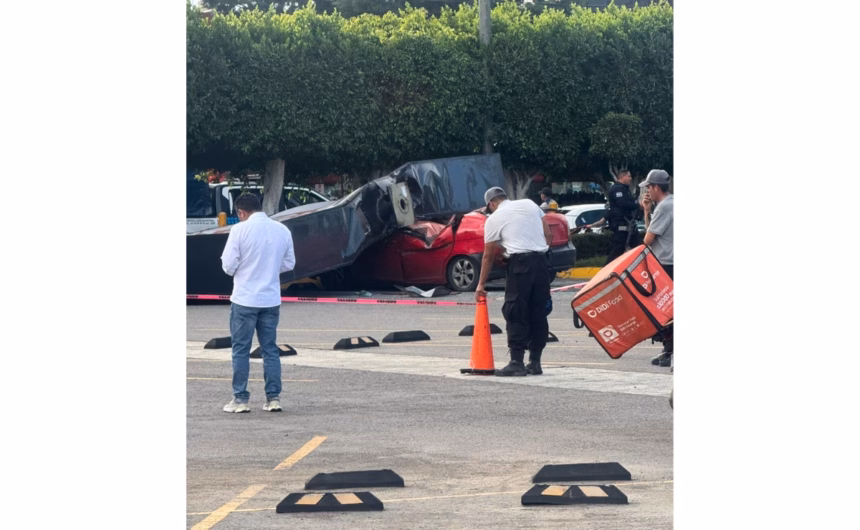 Espectacular de AutoZone colapsa en Coacalco y aplasta un coche estacionado