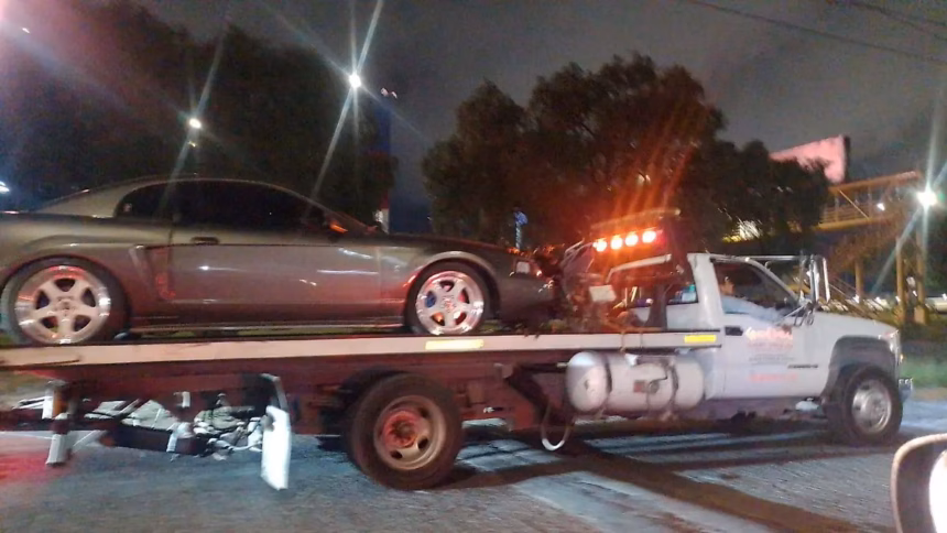 Detienen vehículos de conductores que realizaban acrobacias en Plaza Tangamanga