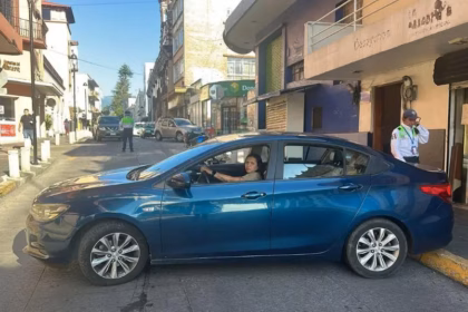 Mujer funcionaria del Ayuntamiento de Xalapa amenaza con disparar a agentes de tránsito