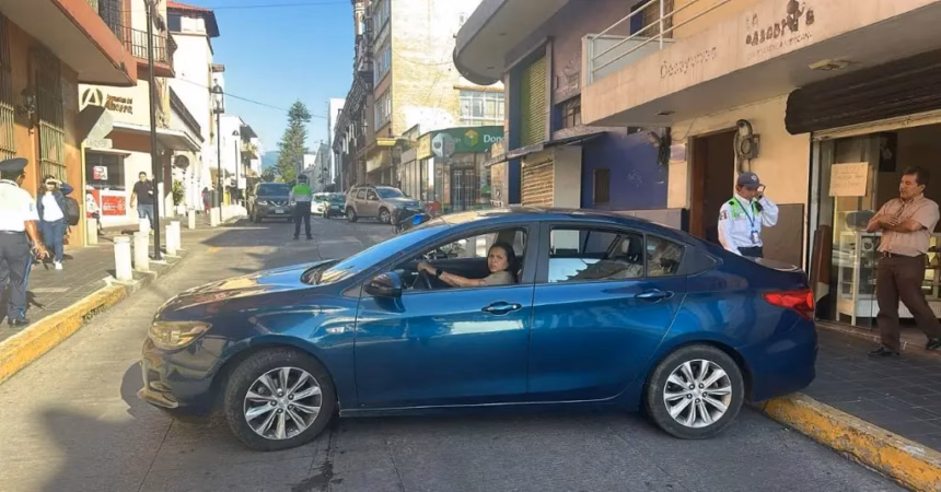 Mujer funcionaria del Ayuntamiento de Xalapa amenaza con disparar a agentes de tránsito