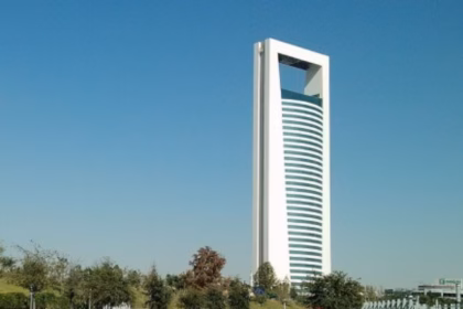 Fuga en sistema de enfriamiento provoca desalojo parcial en Torre Administrativa de Nuevo León