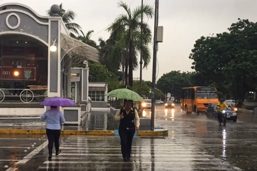 Lluvias intensas en Veracruz por la Onda Tropical 20