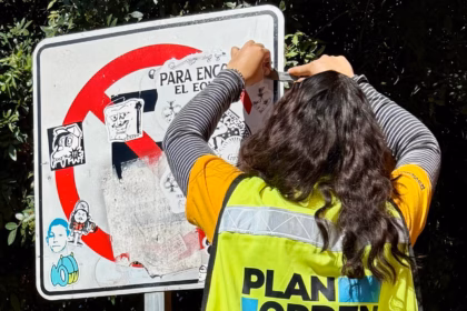 Querétaro realiza limpieza de señalética vial en el Centro Histórico
