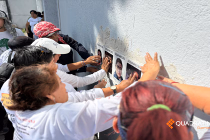 Familiares colocan losetas con rostros de desaparecidos en la FGE de Chilpancingo