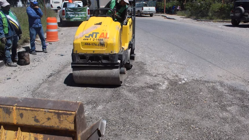 Comienzan trabajos de bacheo en los ejes 128 y 134 en la Zona Industrial