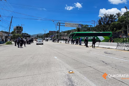 Normalistas bloquean la Autopista en Chilpancingo por plazas