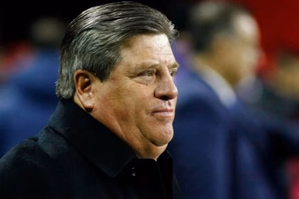 Miguel Herrera elogia a Gilberto Mora y critica al padre de Diego Lainez