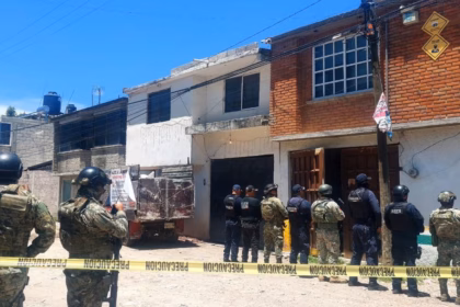 Rescatan a dos secuestrados en Ecatepec con armas, autos blindados y drogas