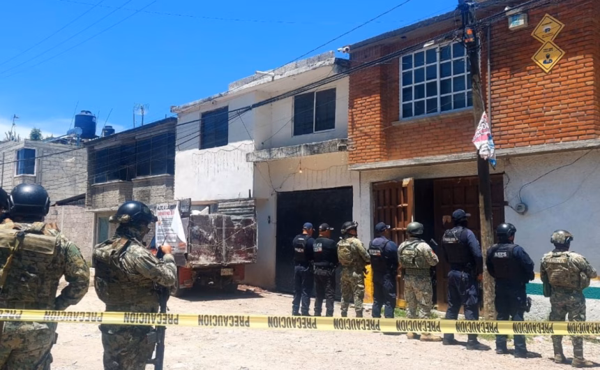 Rescatan a dos secuestrados en Ecatepec con armas, autos blindados y drogas