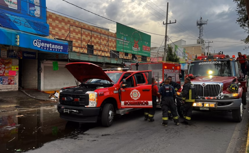 Incendio en Tlalnepantla controlado por bomberos en bodega de abarrotes