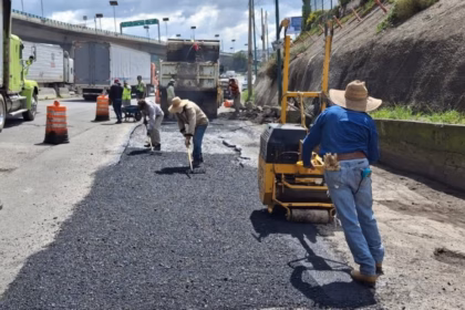 Bacheo nocturno en carriles centrales del Periférico en Cuautitlán Izcalli