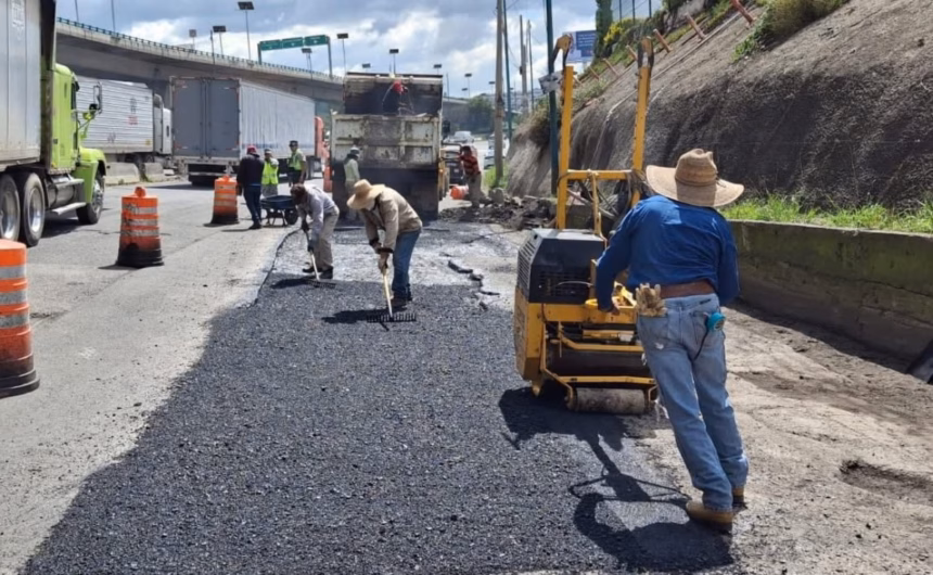 Bacheo nocturno en carriles centrales del Periférico en Cuautitlán Izcalli