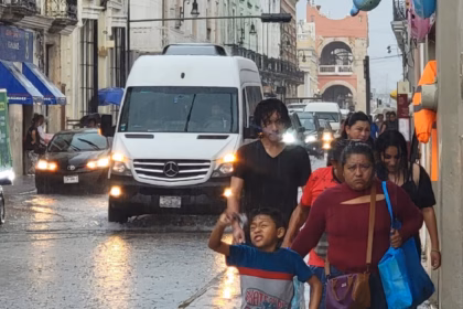 Lluvias intensas, descargas eléctricas y turbonada en Mérida, Yucatán