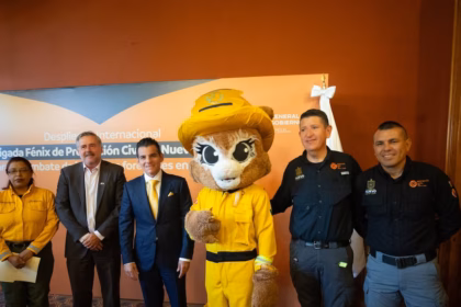 Brigada Fénix de México combate incendios en Canadá