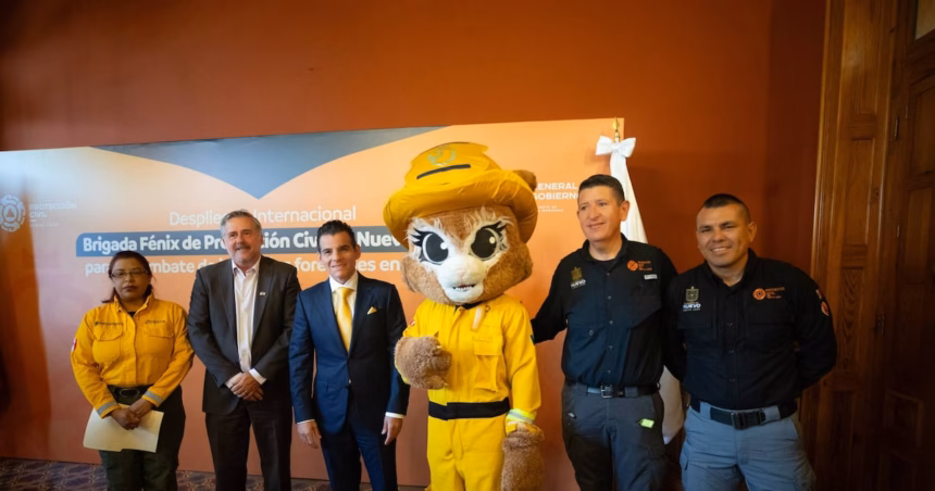 Brigada Fénix de México combate incendios en Canadá