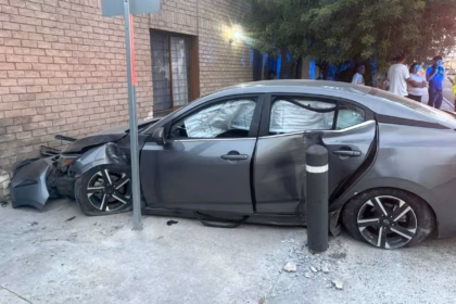 Accidente en Monterrey: auto impacta negocio y deja lesionados