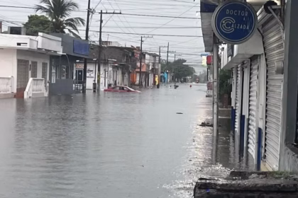 Inundación en Veracruz pone en riesgo automóviles en Yáñez