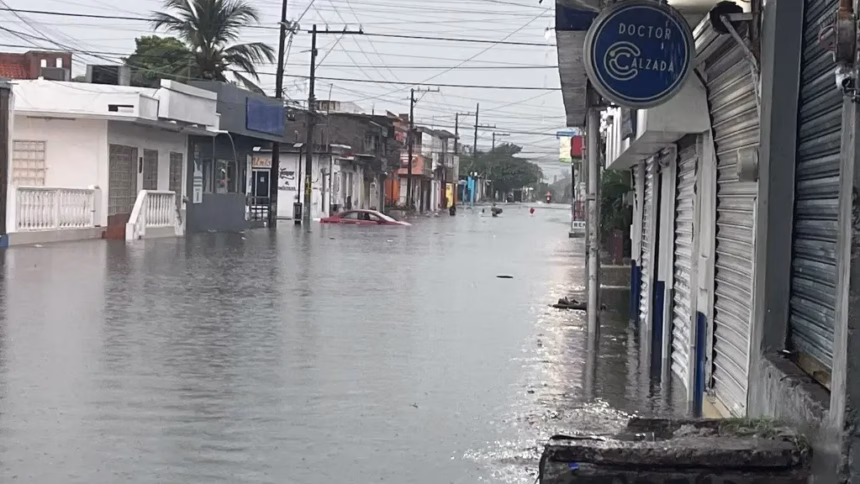Inundación en Veracruz pone en riesgo automóviles en Yáñez