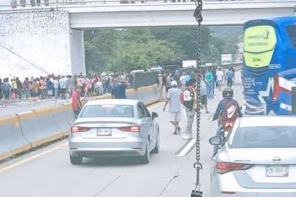 Pobladores bloquean la Autopista del Sol en Chilpancingo por seguridad
