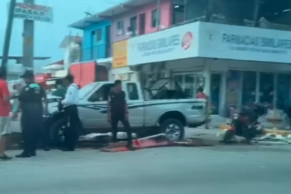 Camioneta embiste puestos semifijos en Acapulco frente a Miramar