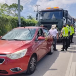 Mujer cierra paso a convoy del Ejército Mexicano en Mérida