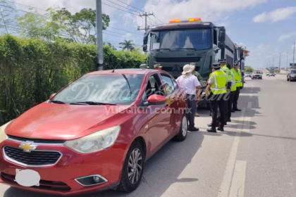 Mujer cierra paso a convoy del Ejército Mexicano en Mérida