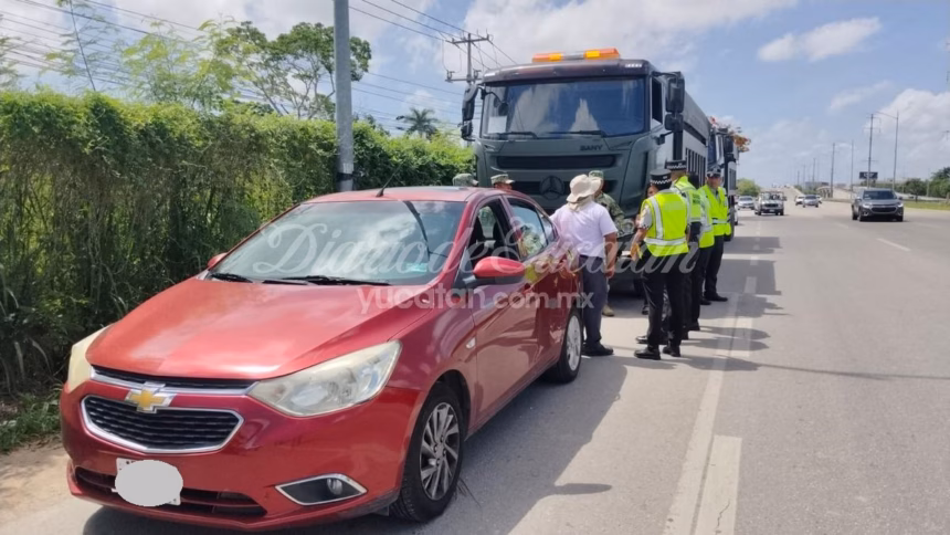 Mujer cierra paso a convoy del Ejército Mexicano en Mérida