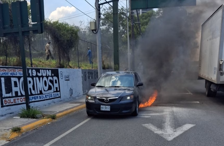 Incendio de vehículo en Morones Prieto afecta vialidad en Monterrey