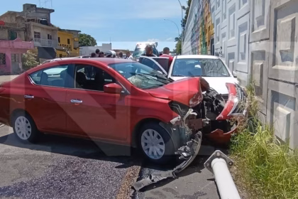 Accidente en Tepic deja cuatro personas lesionadas en choque de vehículos