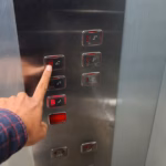 Hombre golpea brutalmente a mujer en elevador de la Ciudad de México