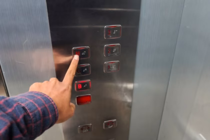Hombre golpea brutalmente a mujer en elevador de la Ciudad de México