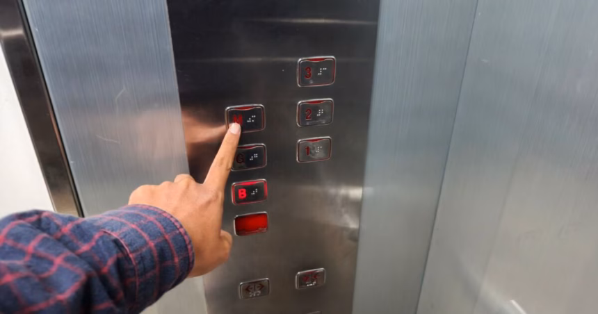 Hombre golpea brutalmente a mujer en elevador de la Ciudad de México