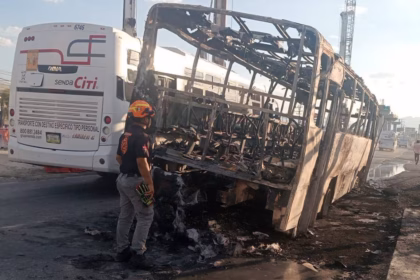 Incendio de camión de ruta urbana en Apodaca sin heridos