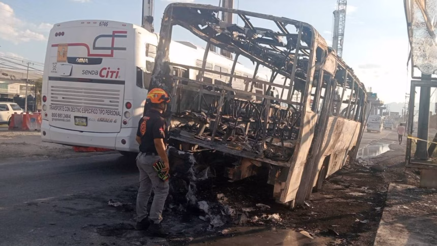 Incendio de camión de ruta urbana en Apodaca sin heridos