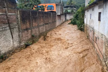 Inundaciones en Atoyac por desbordamiento de arroyo debido a la lluvia intensa