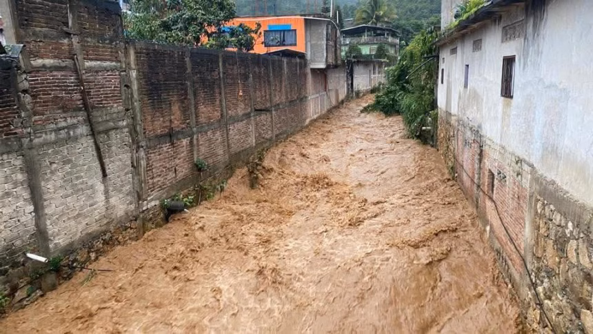 Inundaciones en Atoyac por desbordamiento de arroyo debido a la lluvia intensa